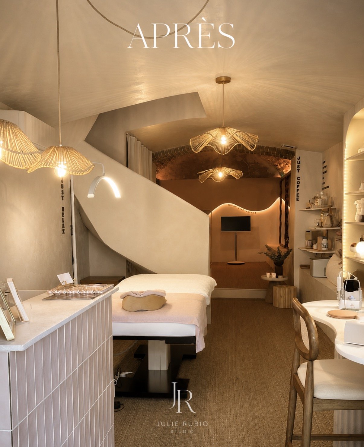 La même voûte transformée en cabine de soins, avec table de massage et suspensions en fibres naturelles.