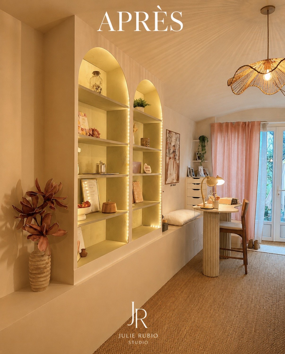Niches arrondies éclairées pour la présentation des produits, et poste de nail art.