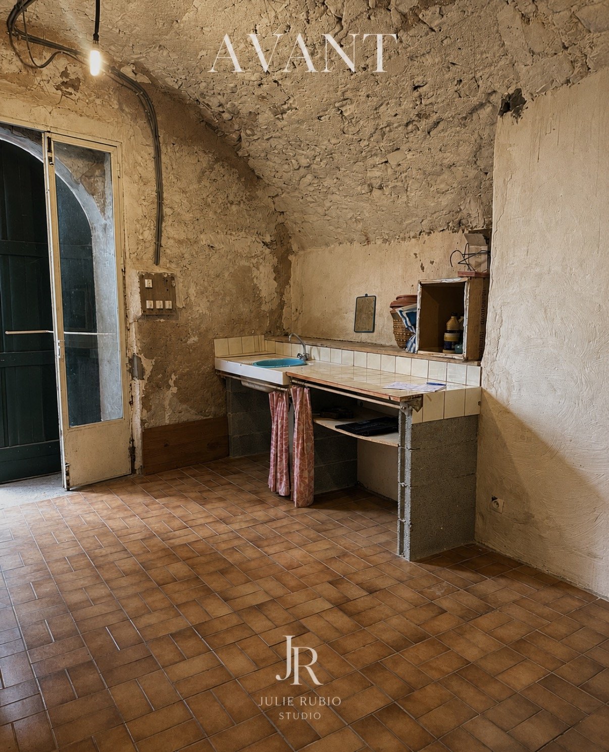Ancien plan de travail en pierre adossé à la voûte.